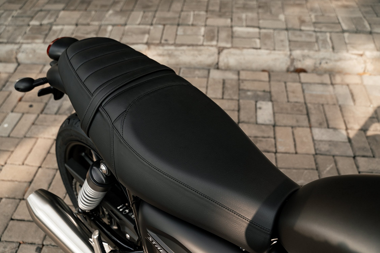 Đồng thời được trang bị 2 chế độ lái: Rain (Dành cho đường mưa trơn trượt, tay ga bớt nhạy tránh trượt bánh) và Road (xe đạt công suất tối đa 100%).