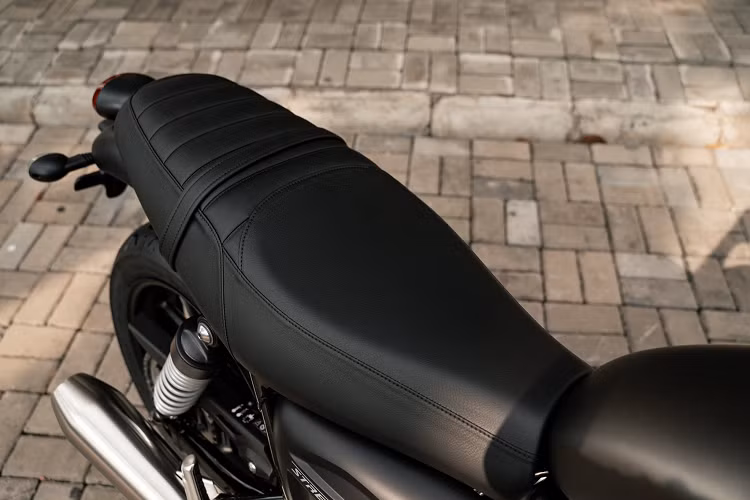 Đồng thời được trang bị 2 chế độ lái: Rain (Dành cho đường mưa trơn trượt, tay ga bớt nhạy tránh trượt bánh) và Road (xe đạt công suất tối đa 100%).