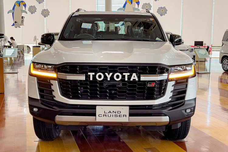 Chưa hết, Toyota Land Cruiser GR Sport 2022 còn được bổ sung hàng loạt chi tiết ngoại thất màu đen như cản trước, ốp cua lốp bên sườn, ốp gương ngoại thất, tay nắm cửa, viền cửa sổ, bệ bước chân và baga nóc. Riêng bộ vành la-zăng 18 inch của xe sẽ được sơn màu xám nhám. Trong khi đó, trên lưới tản nhiệt, đằng sau chắn bùn trước và trên cửa cốp đều có logo "GR" màu đỏ - đen như dấu hiệu nhận biết cho phiên bản thể thao hơn.