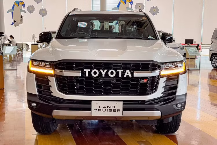 Chưa hết, Toyota Land Cruiser GR Sport 2022 còn được bổ sung hàng loạt chi tiết ngoại thất màu đen như cản trước, ốp cua lốp bên sườn, ốp gương ngoại thất, tay nắm cửa, viền cửa sổ, bệ bước chân và baga nóc. Riêng bộ vành la-zăng 18 inch của xe sẽ được sơn màu xám nhám. Trong khi đó, trên lưới tản nhiệt, đằng sau chắn bùn trước và trên cửa cốp đều có logo "GR" màu đỏ - đen như dấu hiệu nhận biết cho phiên bản thể thao hơn.