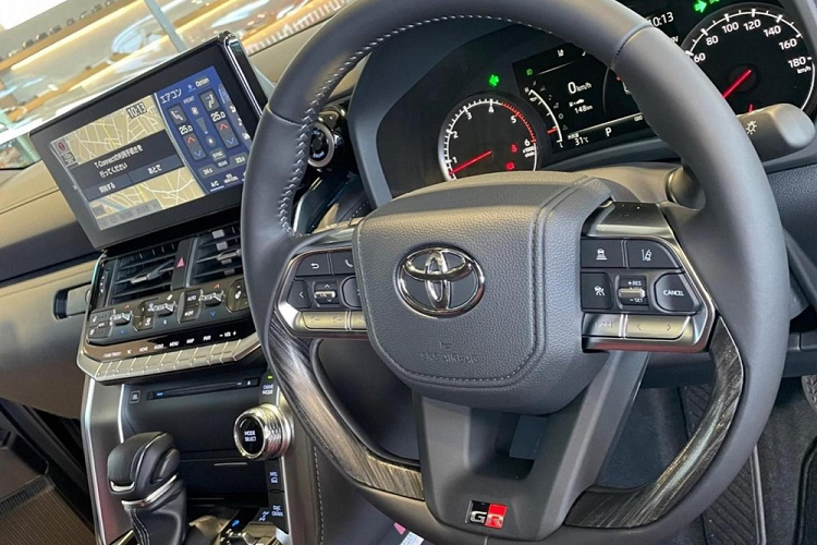 Thêm vào đó là màn hình cảm ứng 12,3 inch của hệ thống thông tin giải trí, hiển thị hệ thống định vị, âm thanh, điều hòa và những tính năng off-road của xe. Người lái có thể lưu những cài đặt thường dùng của mình như vị trí ghế lái, điều hòa hoặc bảng đồng hồ. Đằng sau lưng ghế trước còn có 2 màn hình giải trí dành cho hành khách.