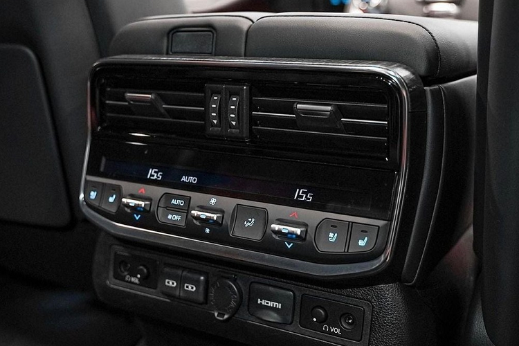 Ngoài ra, xe còn có khóa vi sai chống trượt Torsen cùng 4 chế độ lái là Comfort, Sport, Sport S+ và Custom. Hệ thống Multi-Terrain Select mang đến 6 chế độ là Auto (tự động), Dirt (bụi), Sand (cát), Rock (đá), Deep Snow (tuyết dày) và Mud (bùn) cho xe.