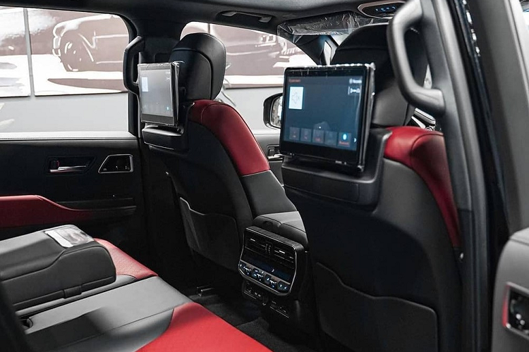 Thứ hai là động cơ diesel V6, tăng áp kép, dung tích 3.3L, tạo ra công suất tối đa 309 mã lực và mô-men xoắn cực đại 700 Nm. Cả hai động cơ đều đồng hành với hộp số tự động 10 cấp và hệ dẫn động 4 bánh.