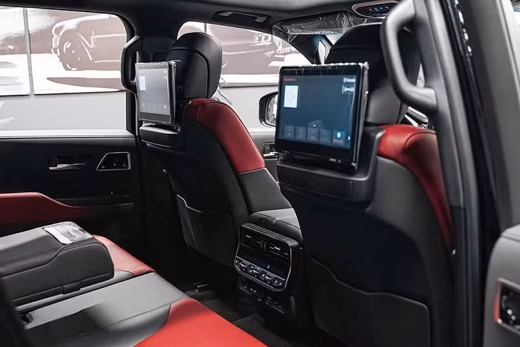 Thứ hai là động cơ diesel V6, tăng áp kép, dung tích 3.3L, tạo ra công suất tối đa 309 mã lực và mô-men xoắn cực đại 700 Nm. Cả hai động cơ đều đồng hành với hộp số tự động 10 cấp và hệ dẫn động 4 bánh.