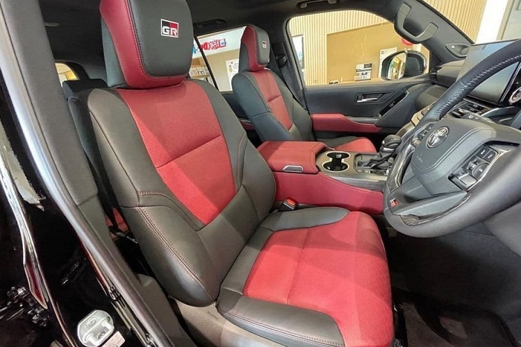 Đặc biệt, dòng Toyota Land Cruiser 2022 lần đầu tiên còn được trang bị tính năng chống trộm bằng bằng vân tay. Khi bạn cầm khóa điều khiển từ xa, chạm vào cảm biến ở nút bấm khởi động máy và đạp chân phanh, xe sẽ kiểm tra xem đây có phải là vân tay đã được đăng ký hay không. Nếu vân tay không khớp với thông tin của xe, Toyota Land Cruiser 2022 sẽ không khởi động. Hãng Toyota hi vọng tính năng này sẽ giảm nguy cơ xe bị ăn trộm.