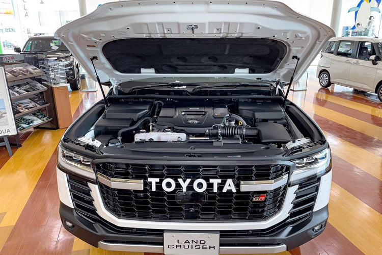 Tại thị trường Nhật Bản, Toyota Land Cruiser 2022 có cả phiên bản 5 chỗ và 7 chỗ. Giá của mẫu SUV này ở thị trường Nhật Bản dao động từ 5,1 - 8 triệu Yên (khoảng 1,05 - 1,65 tỷ đồng). Trong đó, giá xe Toyota Land Cruiser GR Sport 2022 có mức khởi điểm từ 7,7 triệu Yên (1,6 tỷ đồng).