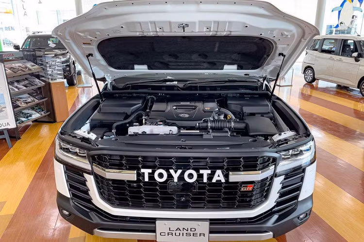 Tại thị trường Nhật Bản, Toyota Land Cruiser 2022 có cả phiên bản 5 chỗ và 7 chỗ. Giá của mẫu SUV này ở thị trường Nhật Bản dao động từ 5,1 - 8 triệu Yên (khoảng 1,05 - 1,65 tỷ đồng). Trong đó, giá xe Toyota Land Cruiser GR Sport 2022 có mức khởi điểm từ 7,7 triệu Yên (1,6 tỷ đồng).