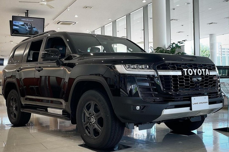 Cuối cùng là gói công nghệ an toàn Toyota Safety Sense, bao gồm hệ thống ngăn va chạm sớm, có tác dụng phát hiện người đi bộ (ban ngày lẫn ban đêm) và người đạp xe (ban ngày), hỗ trợ đánh lái khẩn cấp, phanh hỗ trợ đỗ xe, phát hiện điểm mù, cảnh báo áp suất lốp, cảnh báo chệch làn đường, hỗ trợ bám làn đường, hệ thống kiểm soát hành trình thích ứng...