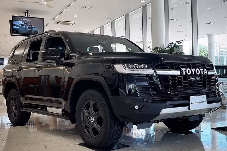 Cuối cùng là gói công nghệ an toàn Toyota Safety Sense, bao gồm hệ thống ngăn va chạm sớm, có tác dụng phát hiện người đi bộ (ban ngày lẫn ban đêm) và người đạp xe (ban ngày), hỗ trợ đánh lái khẩn cấp, phanh hỗ trợ đỗ xe, phát hiện điểm mù, cảnh báo áp suất lốp, cảnh báo chệch làn đường, hỗ trợ bám làn đường, hệ thống kiểm soát hành trình thích ứng...