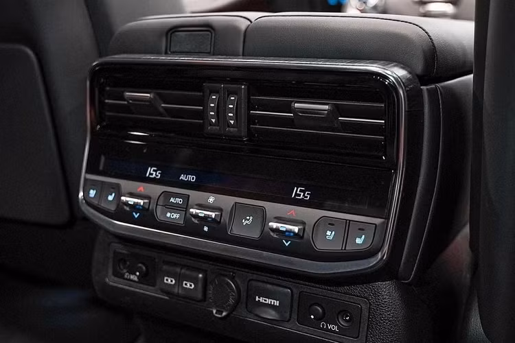 Khi mua Toyota Land Cruiser GR Sport 2022, khách hàng Nhật Bản có thể chọn 1 trong 2 loại động cơ. Đầu tiên là động cơ xăng V6, tăng áp kép, dung tích 3.5L với công suất tối đa 415 mã lực và mô-men xoắn cực đại 650 Nm.