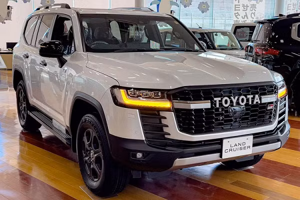 Vào hôm 2/8/2021 vừa qua, hãng Toyota đã chính thức tung dòng SUV cỡ lớn Land Cruiser thế hệ mới 300 Series hay J300 ra thị trường Nhật Bản. Chẳng bao lâu sau đó, những chiếc Land Cruiser 2022 đã nhanh chóng được trưng bày tại các đại lý ở Nhật Bản, bao gồm cả phiên bản Toyota Land Cruiser GR Sport thể thao.
