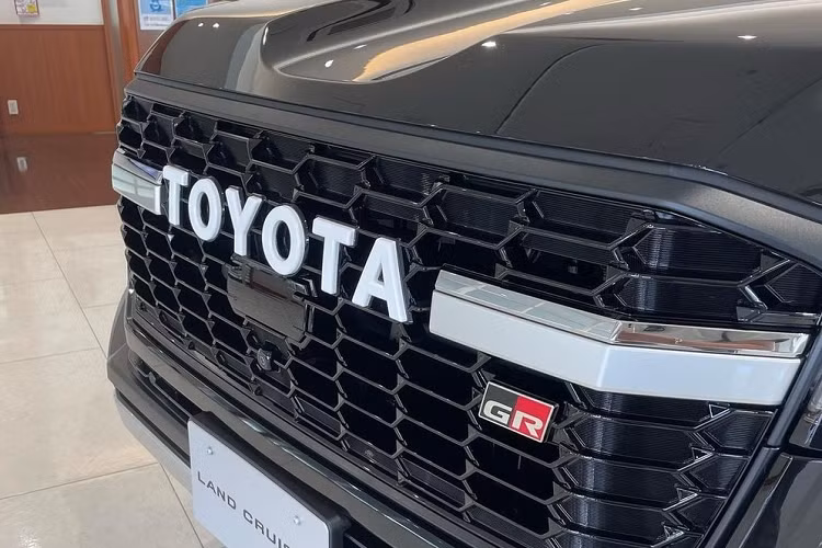 Được định vị như phiên bản cao cấp nhất của dòng Toyota Land Cruiser 2022 mới. Xe có một số điểm nhấn khác biệt trong thiết kế ngoại thất với lưới tản nhiệt riêng với mắt lưới hình tổ ong thay vì nan nằm ngang như bản thường. Trên lưới tản nhiệt còn có chữ "Toyota" màu trắng cỡ lớn, nằm giữa 2 nan mạ crôm dày dặn. Ngoài ra, phiên bản thể thao còn đi kèm cản trước có thiết kế khác biệt và tấm ốp gầm màu bạc bên dưới.