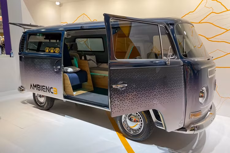 "Với AmbienC3, chúng tôi đang kết nối một biểu tượng nổi tiếng toàn cầu của thế giới ô tô với các bề mặt hấp dẫn mới và các công nghệ tập trung vào tương lai, có các đặc tính hỗ trợ lái xe, làm việc và thư giãn hiệu quả nhất có thể và phân biệt chúng thông qua màu sắc, thiết kế và chất liệu," Ralf Imbery, một giám đốc của Continental, cho biết.