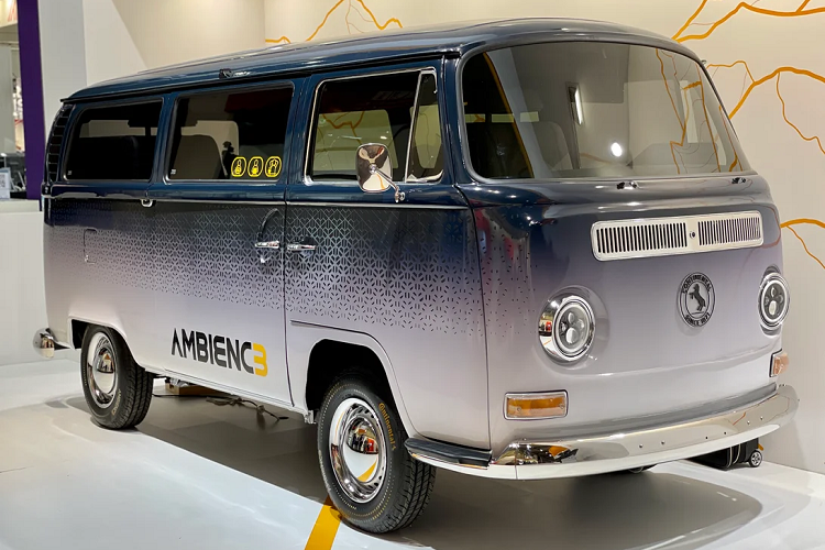 Không phải mọi chiếc xe được trưng bày ở Triển lãm Ô tô Munich 2021 đều là xe mới. Giữa những mẫu concept phi thường như BMW i Vision Circular và xe điện sản xuất như Mercedes-Benz EQB 2022, người ta có thể thấy sự hiện diện của cả những chiếc xe cổ điển như chiếc xe van Volkswagen T2 hoài cổ này. Tuy nhiên, một khi nhìn vào bên trong, bạn sẽ nhận thấy rằng không có gì là cổ điển trong chiếc xe van này.