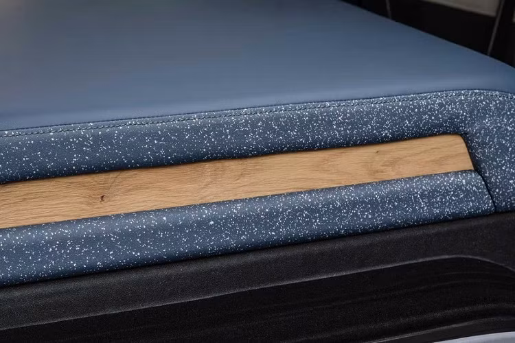 Ví dụ, một loại da tổng hợp được gọi là “laif” mang đặc tính cực thoáng khí, cho phép không khí và hơi nước đi qua đồng thời mềm mại khi chạm vào và tự điều chỉnh theo nhiệt độ. Một chất liệu khác được gọi là “staynu” (một cách chơi chữ của từ “stay-new”), được sử dụng trên ghế lái, và đúng như tên gọi, nó có khả năng chống bám bụi và vết bẩn cực kỳ hiệu quả.