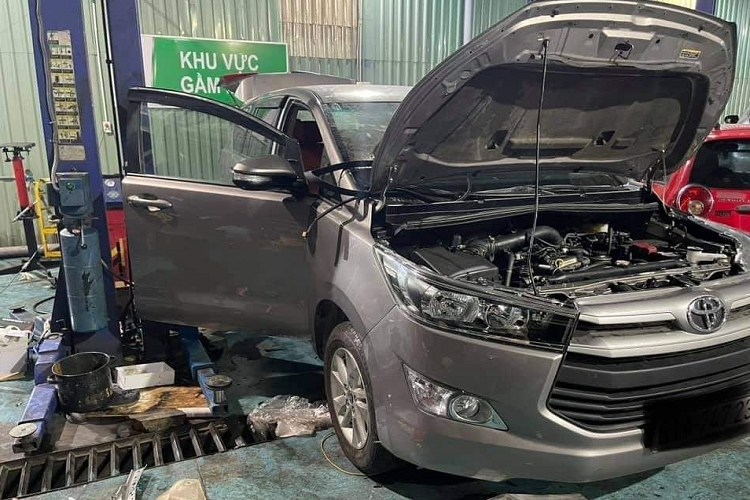 Chi phí để hồi sinh Toyota Innova tại nạn được dự đoán lên tới hàng trăm triệu đồng. Với một người không có chuyên môn, chỉ nhìn bên ngoài, khó có thể biết được chiếc Toyota Innova từng gặp tai nạn nặng như thế nào.