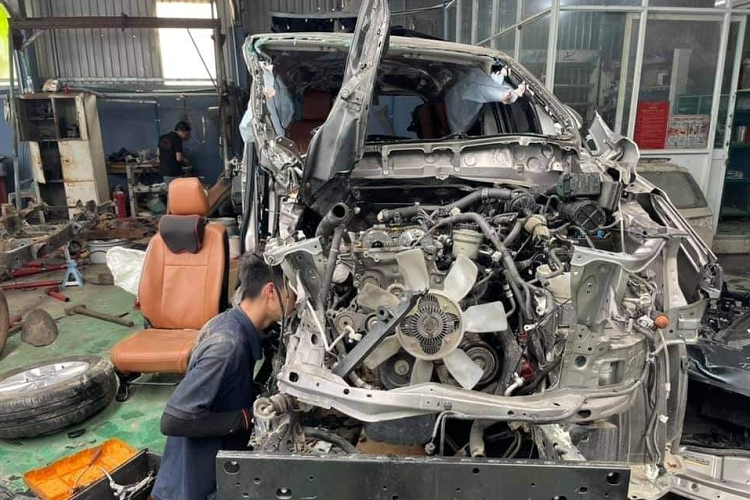 Tưởng chừng xe sẽ không còn có thể lăn bánh trên đường được nữa, nhưng vẫn có một garage tại Việt Nam khôi phục chiếc xe về hiện trạng ban đầu, thậm chí còn trông như một chiếc xe mới vừa rời khỏi showroom.