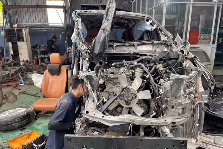 Tưởng chừng xe sẽ không còn có thể lăn bánh trên đường được nữa, nhưng vẫn có một garage tại Việt Nam khôi phục chiếc xe về hiện trạng ban đầu, thậm chí còn trông như một chiếc xe mới vừa rời khỏi showroom.