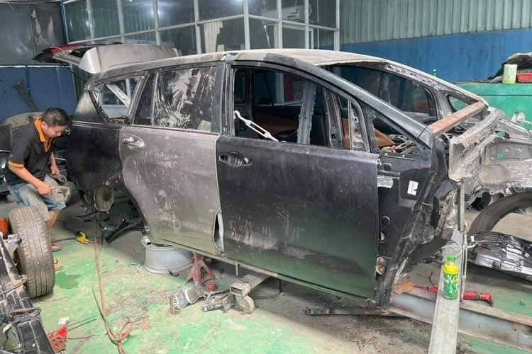 Không ít người sau khi nhìn những hình ảnh độ lại Toyota Innova nát bét này đã cảm thấy nể phục tay nghề thợ Việt. Nhưng trái lại, nhiều người cũng đặt dấu hỏi về độ an toàn cũng như sự ổn định của xe khi lăn bánh trên đường.