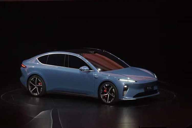 Thời gian qua, thương hiệu xe ôtô Trung Quốc Nio chỉ bán những mẫu xe có giá khá cao, dao động từ 350.000 - 600.000 Nhân dân tệ (khoảng 1,22 - 2,1 tỷ đồng). Điều này khiến thương hiệu Nio khó có doanh số cao. Học theo đối thủ Tesla, thương hiệu này đã quyết định tung ra mẫu xe giá rẻ hơn, đó là ET5, trong sự kiện Nio Day 2021.