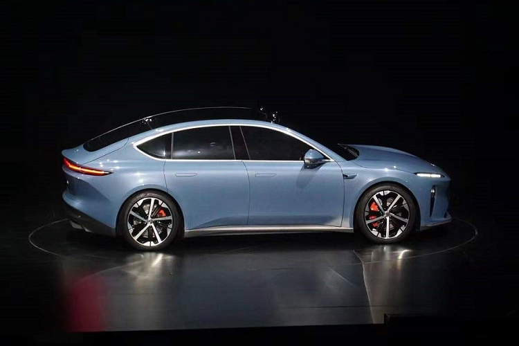 Khi mua Nio ET5 2022, khách hàng Trung Quốc có thể chọn 1 trong 9 màu sơn ngoại thất như trắng, xanh dương, vàng, cam, xanh lục, ghi, xám và đen. Bên cạnh đó là 6 màu nội thất cho khách hàng chọn.