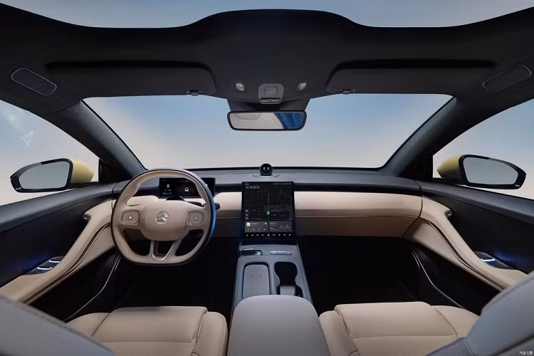 Được định vị là sedan chạy điện hạng sang cỡ trung, Nio ET5 2022 sở hữu chiều dài 4.790 mm, chiều rộng 1.960 mm, chiều cao 1.499 mm và chiều dài cơ sở 2.888 mm. So với đối thủ Tesla Model 3, mẫu xe này dài hơn, rộng hơn và thấp hơn.