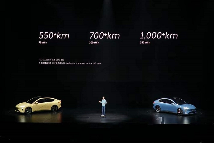 Tương tự các mẫu xe Nio khác, ET5 cũng được thiết kế theo phong cách thể thao. Trong đó, đầu xe được áp dụng ngôn ngữ thiết kế X-Bar đặc trưng của thương hiệu Nio. Xe không hề có lưới tản nhiệt vì là ô tô điện nhưng đi kèm hốc gió trung tâm hình thang. Bên cạnh đó là dải đèn LED định vị thanh mảnh, vuốt về phía sau và ôm lấy nắp ca-pô. Cụm đèn pha chính của xe nằm dưới dải đèn LED định vị ban ngày và sát với khe gió ở hai góc cản trước.