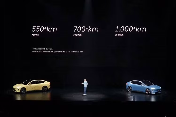 Tương tự các mẫu xe Nio khác, ET5 cũng được thiết kế theo phong cách thể thao. Trong đó, đầu xe được áp dụng ngôn ngữ thiết kế X-Bar đặc trưng của thương hiệu Nio. Xe không hề có lưới tản nhiệt vì là ô tô điện nhưng đi kèm hốc gió trung tâm hình thang. Bên cạnh đó là dải đèn LED định vị thanh mảnh, vuốt về phía sau và ôm lấy nắp ca-pô. Cụm đèn pha chính của xe nằm dưới dải đèn LED định vị ban ngày và sát với khe gió ở hai góc cản trước.