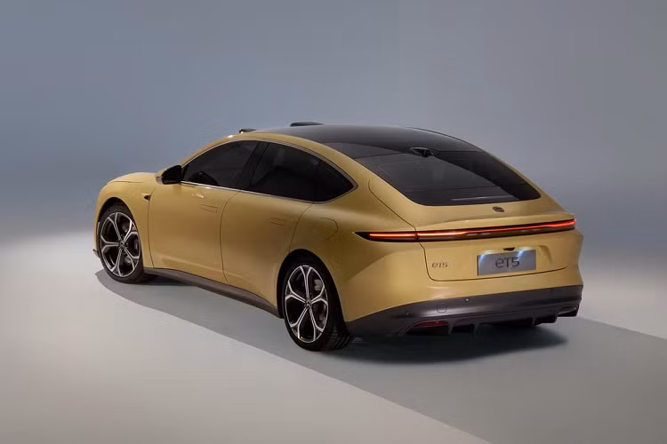 Tại thị trường Trung Quốc, giá xe Nio ET5 2022 dao động từ 328.000 - 386.000 Nhân dân tệ (1,14 - 1,35 tỷ đồng) khi chưa được áp dụng chính sách ưu đãi dành cho ô tô điện. Nếu khách hàng chọn cách thuê pin theo tháng thì giá xe sẽ giảm xuống còn 258.000 Nhân dân tệ (903 triệu đồng).