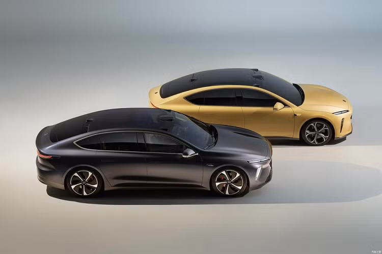 Nguồn cung cấp sức mạnh cho mẫu ô tô điện này là 2 mô-tơ điện nằm trên cầu trước và cầu sau, tạo ra công suất tổng cộng 360 kW (483 mã lực) cùng mô-men xoắn cực đại 700 Nm. Nhờ đó, xe có thể tăng tốc từ 0-100 km/h trong thời gian chỉ 4,3 giây.