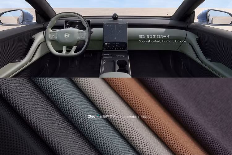 Chưa hết, phần đầu xe của Nio ET5 2022 còn được thiết kế vươn về phía trước nhằm tối ưu hiệu suất khí động lực học. Điều này rất quan trọng với ô tô điện vì sẽ giúp kéo dài tuổi thọ của pin. Tương tự Tesla Model 3, Nio ET5 2022 cũng có nóc dốc về phía sau theo phong cách xe coupe. Thêm vào đó là tay nắm cửa nằm chìm vào thân xe và bộ vành hợp kim có đường kính 19 inch hoặc 20 inch.