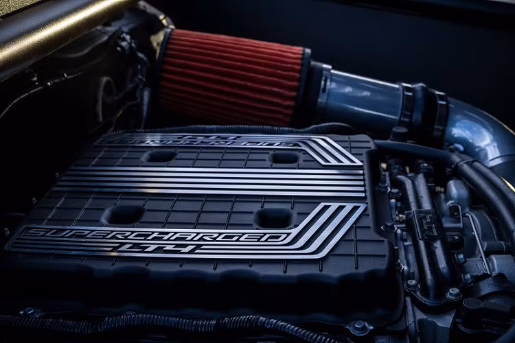 Giữ cho Chevrolet Silverado “The Beast” luôn ổn định và duy trì độ êm ái khi off-road là hệ thống treo địa hình hành trình dài được thiết kế riêng. Trục cơ sở cũng được tăng lên 2.311mm giúp cải thiện khả năng xử lý và tối ưu sự kiểm soát thân xe. 