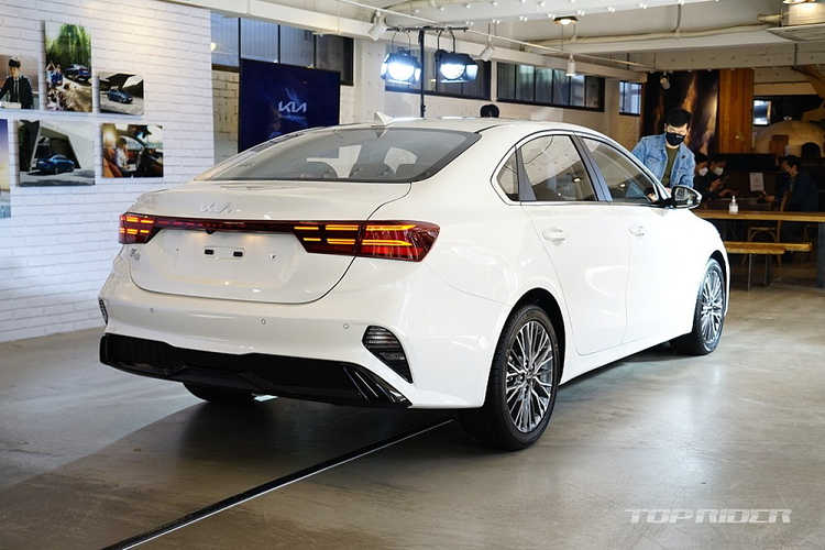 Tại thị trường Hàn Quốc, giá xe Kia Cerato 2021 phiên bản sedan được bán với mức dao động từ 17,38 - 24,25 triệu Won (khoảng 359 - 502 triệu đồng). Trong khi đó, bản hatchback có giá khởi điểm từ 25,8 triệu Won (534 triệu đồng).