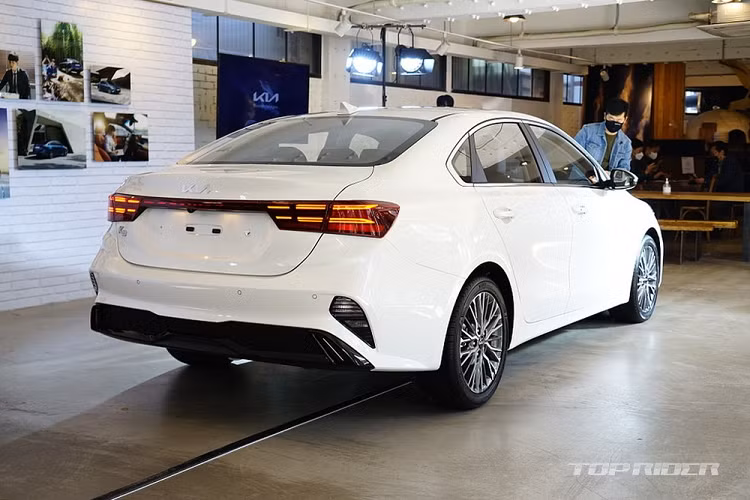 Tại thị trường Hàn Quốc, giá xe Kia Cerato 2021 phiên bản sedan được bán với mức dao động từ 17,38 - 24,25 triệu Won (khoảng 359 - 502 triệu đồng). Trong khi đó, bản hatchback có giá khởi điểm từ 25,8 triệu Won (534 triệu đồng).