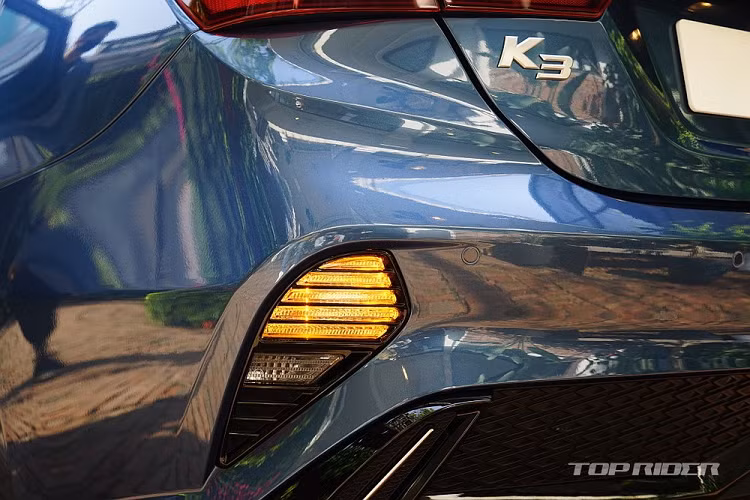 Bên dưới nữa là hốc gió trung tâm cỡ lớn và đi kèm đèn sương mù LED nằm chéo ở 2 góc. Đó là chưa kể đến 2 khe gió hình tam giác ở hai bên góc của cản trước, đi kèm nẹp mạ crôm trang trí, và logo mới của hãng Kia trên nắp ca-pô.