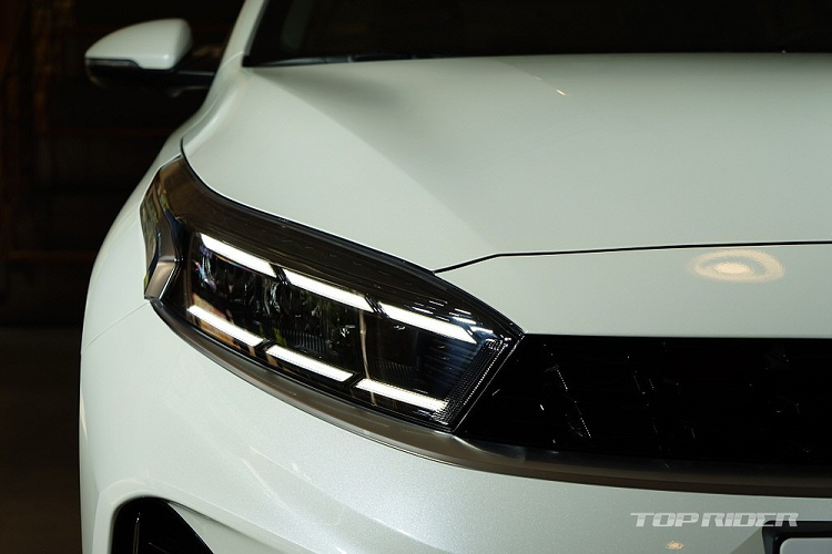 Theo đó, dải đèn LED này có thiết kế 6 vạch kẻ nằm ngang ở mỗi bên và bao quanh đèn pha. Không chỉ dải đèn LED định vị ban ngày mà ngay cả đèn pha của Kia Cerato 2021 cũng được thay đổi thiết kế theo phong cách thanh mảnh hơn.