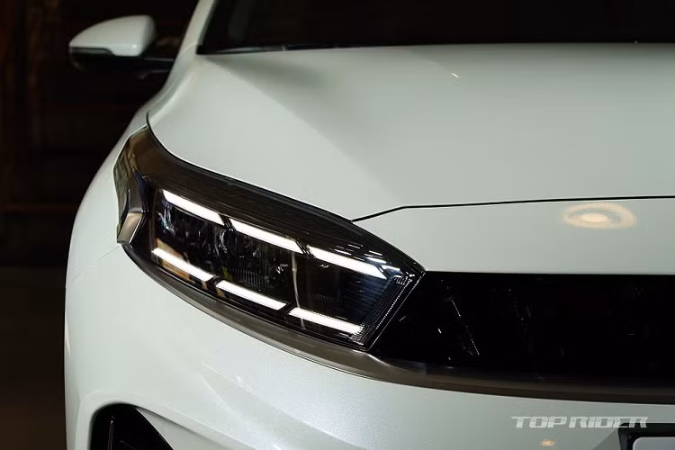 Theo đó, dải đèn LED này có thiết kế 6 vạch kẻ nằm ngang ở mỗi bên và bao quanh đèn pha. Không chỉ dải đèn LED định vị ban ngày mà ngay cả đèn pha của Kia Cerato 2021 cũng được thay đổi thiết kế theo phong cách thanh mảnh hơn.