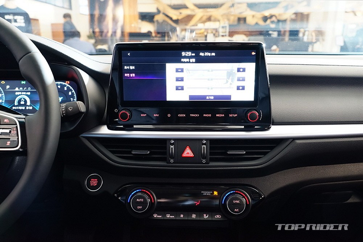 Bên sườn mẫu xe này xuất hiện 2 loại vành có đường kính 16 inch hoặc 17 inch, tùy phiên bản. Đằng sau, Kia Cerato 2021 phiên bản sedan... và phiên bản hatchback có thiết kế khác nhau. Từ cửa cốp, đèn hậu, đèn sương mù sau đến ống xả đều không giống nhau.