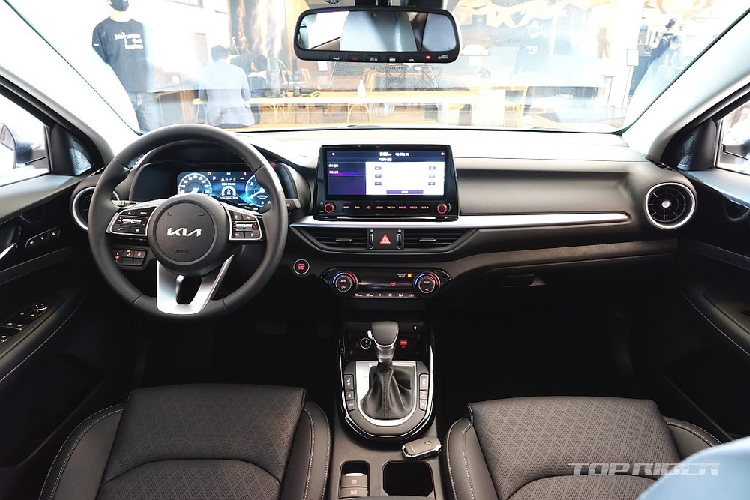 Trong đó, phiên bản sedan của mẫu xe cỡ C này được trang bị đèn hậu với thiết kế dạng vạch kẻ giống đèn LED định vị ban ngày trên đầu xe. Cụm đèn hậu này được nối với nhau bằng dải đèn LED ở giữa. Tiếp đến là khu vực mắt lưới với thiết kế giống lưới tản nhiệt trên cản sau. Nằm hai bên khu vực mắt lưới này là 2 nẹp mạ crôm nằm chéo giống ở cản trước và đèn phản quang kiêm đèn sương mù sau.