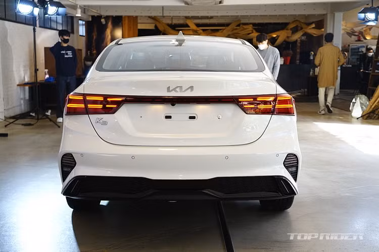 Riêng Kia Cerato 2021 bản GT được trang bị động cơ xăng 4 xi-lanh, tăng áp, phun nhiên liệu trực tiếp với công suất tối đa 204 mã lực tại tua máy 6.000 vòng/phút và mô-men xoắn cực đại 265 Nm tại dải tua máy 1.500 - 4.500 vòng/phút. Động cơ kết hợp với hộp số tự động ly hợp kép 7 cấp.