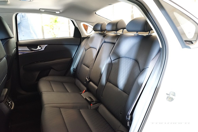 Màn hình thông tin giải trí cũng được tích hợp những phím cơ học thành một khối nằm trên cửa gió điều hòa trung tâm. Ở bản sedan, Kia Cerato 2021 dùng vô lăng 3 chấu thông thường, tích hợp phím chức năng. Trong khi đó, bản hatchback được trang bị vô lăng vát đáy thể thao.