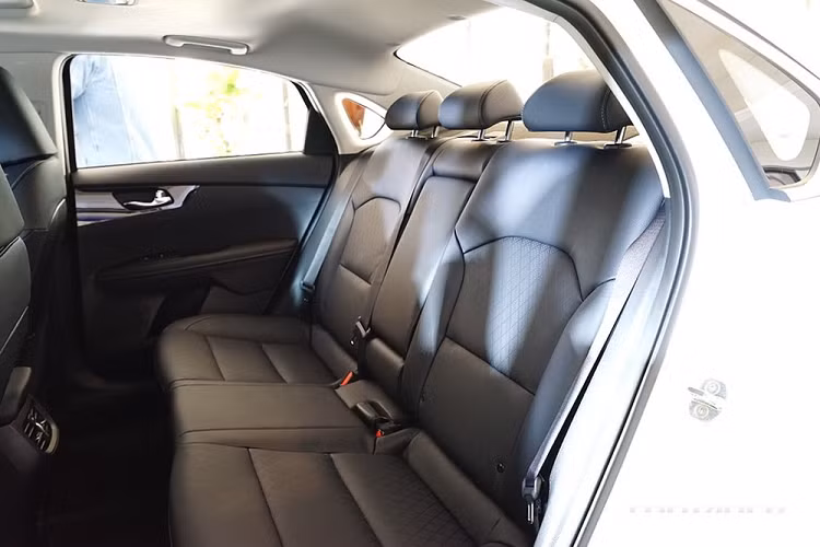 Màn hình thông tin giải trí cũng được tích hợp những phím cơ học thành một khối nằm trên cửa gió điều hòa trung tâm. Ở bản sedan, Kia Cerato 2021 dùng vô lăng 3 chấu thông thường, tích hợp phím chức năng. Trong khi đó, bản hatchback được trang bị vô lăng vát đáy thể thao.