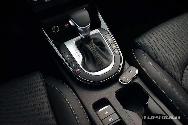 Ống xả của Kia Cerato 2021 bản sedan được giấu kín chứ không lộ như bản hatchback. Bên trong, Kia Cerato 2021 không thay đổi quá nhiều so với trước. Hãng Kia chỉ làm mới nội thất của mẫu xe này bằng 2 màn hình 10,25 inch. Một màn hình nằm trong bảng đồng hồ kỹ thuật số tùy chọn và một màn hình phục vụ hệ thống thông tin giải trí, thay cho loại 8 inch cũ.