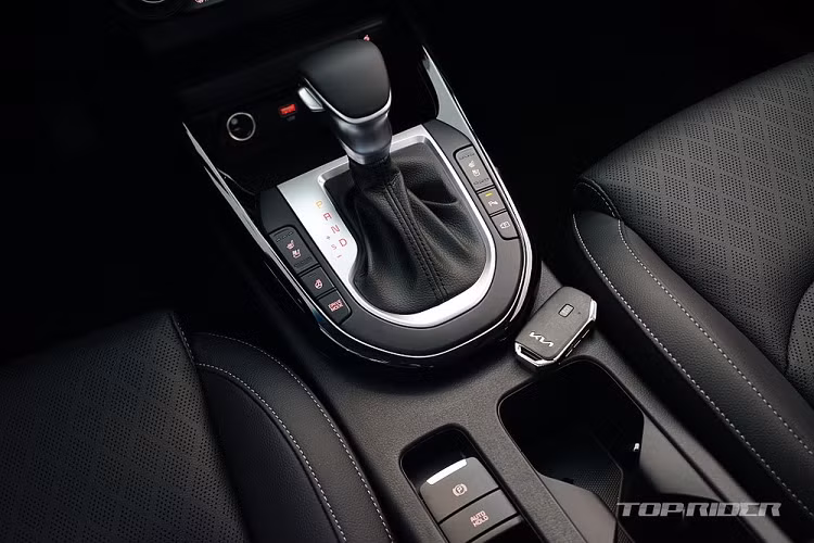 Ống xả của Kia Cerato 2021 bản sedan được giấu kín chứ không lộ như bản hatchback. Bên trong, Kia Cerato 2021 không thay đổi quá nhiều so với trước. Hãng Kia chỉ làm mới nội thất của mẫu xe này bằng 2 màn hình 10,25 inch. Một màn hình nằm trong bảng đồng hồ kỹ thuật số tùy chọn và một màn hình phục vụ hệ thống thông tin giải trí, thay cho loại 8 inch cũ.