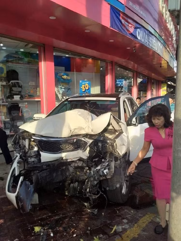 Vung Tau: Nu tai xe dap nham chan ga gay tai nan lien hoan