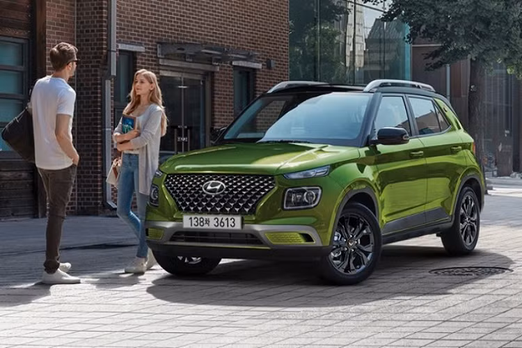Hãng xe Hàn Quốc chỉ bổ sung màu sơn xanh lá bóng bẩy mới cho mẫu Hyundai Venue 2022 mới, thay thế màu vàng của phiên bản cũ. Thay vì điều chỉnh thiết kế của mẫu SUV cỡ nhỏ này, hãng Hyundai chỉ bổ sung trang bị tiêu chuẩn mới cho Venue 2022 ở thị trường Hàn Quốc. Theo đó, mẫu xe này sẽ được trang bị chế độ lái đường xấu và hệ thống kiểm soát hành trình tiêu chuẩn. 