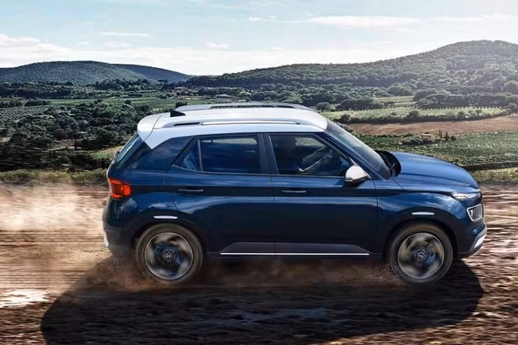 Bên trong bản Flux sẽ có những điểm nhấn màu giống sơn ngoại thất như chỉ khâu trên vô lăng, cần số, viền các núm xoay, viền nút gạt trên cửa gió điều hòa hay đường gân trên ghế. 