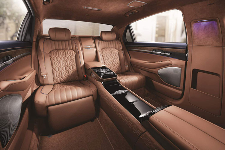 Hành khách ngồi phía sau cũng có thể sử dụng Màn hình cảm ứng 8 inch đặt ở phần tựa tay. Màn hình này cho phép họ điều chỉnh ghế ngồi, hệ thống kiểm soát khí hậu, vị trí rèm và ánh sáng chỉ với một vài thao tác. Ở phần hông xe, tay nắm cửa được được làm phẳng với thân xe.