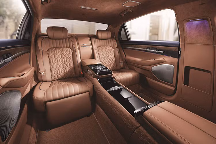 Hành khách ngồi phía sau cũng có thể sử dụng Màn hình cảm ứng 8 inch đặt ở phần tựa tay. Màn hình này cho phép họ điều chỉnh ghế ngồi, hệ thống kiểm soát khí hậu, vị trí rèm và ánh sáng chỉ với một vài thao tác. Ở phần hông xe, tay nắm cửa được được làm phẳng với thân xe.