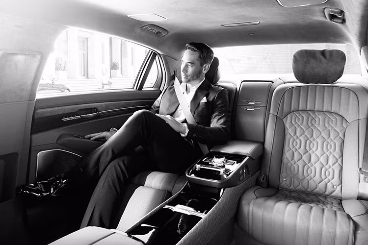 Các đường gân thân xe cũng được chế tác lại khiến trụ C dày và thẳng hơn so với các phiên bản trước, mang lại sự rộng rãi và riêng tư hơn cho hành khách. Dàn chân nổi bật với bộ mâm 20 inch độc đáo.